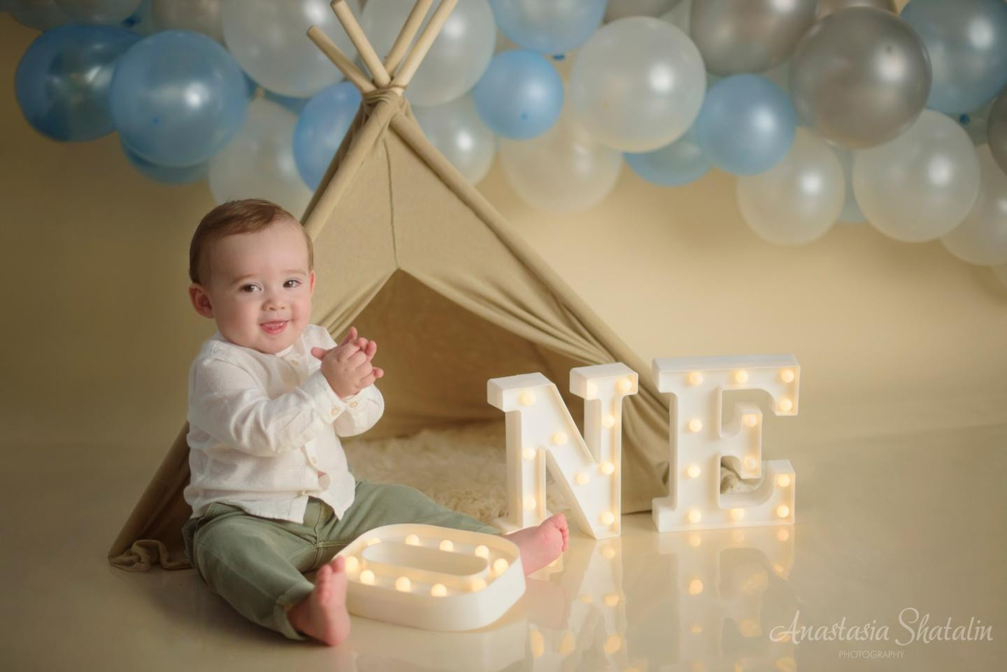 Mateo’s first birthday and cake smash photos. Photographer in Rocklin, CA. Family photographer in Roseville, Rocklin, Folsom, Sacramento