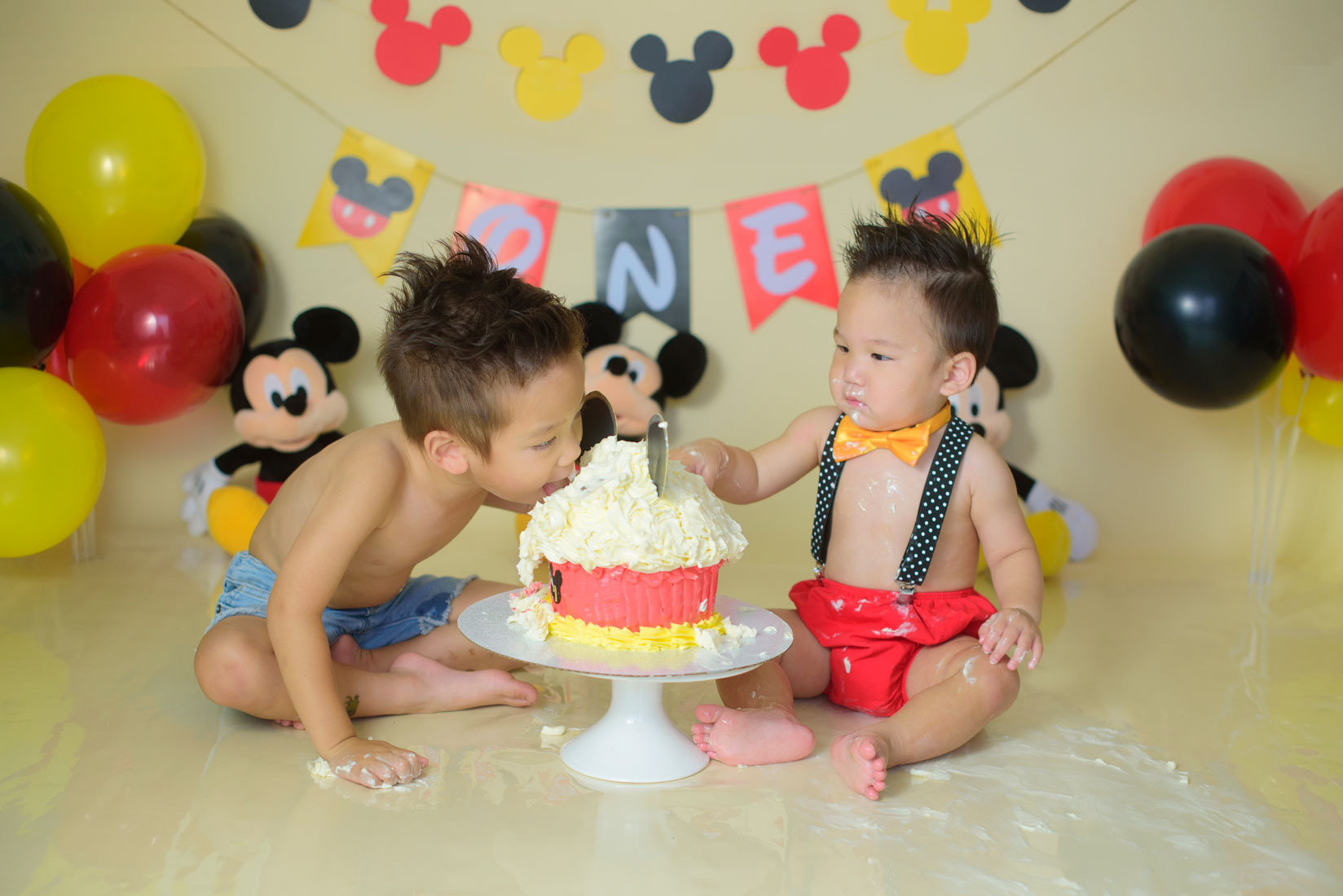 Mickey mouse first birthday session. Family photographer in Roseville, Rocklin, Folsom, Sacramento