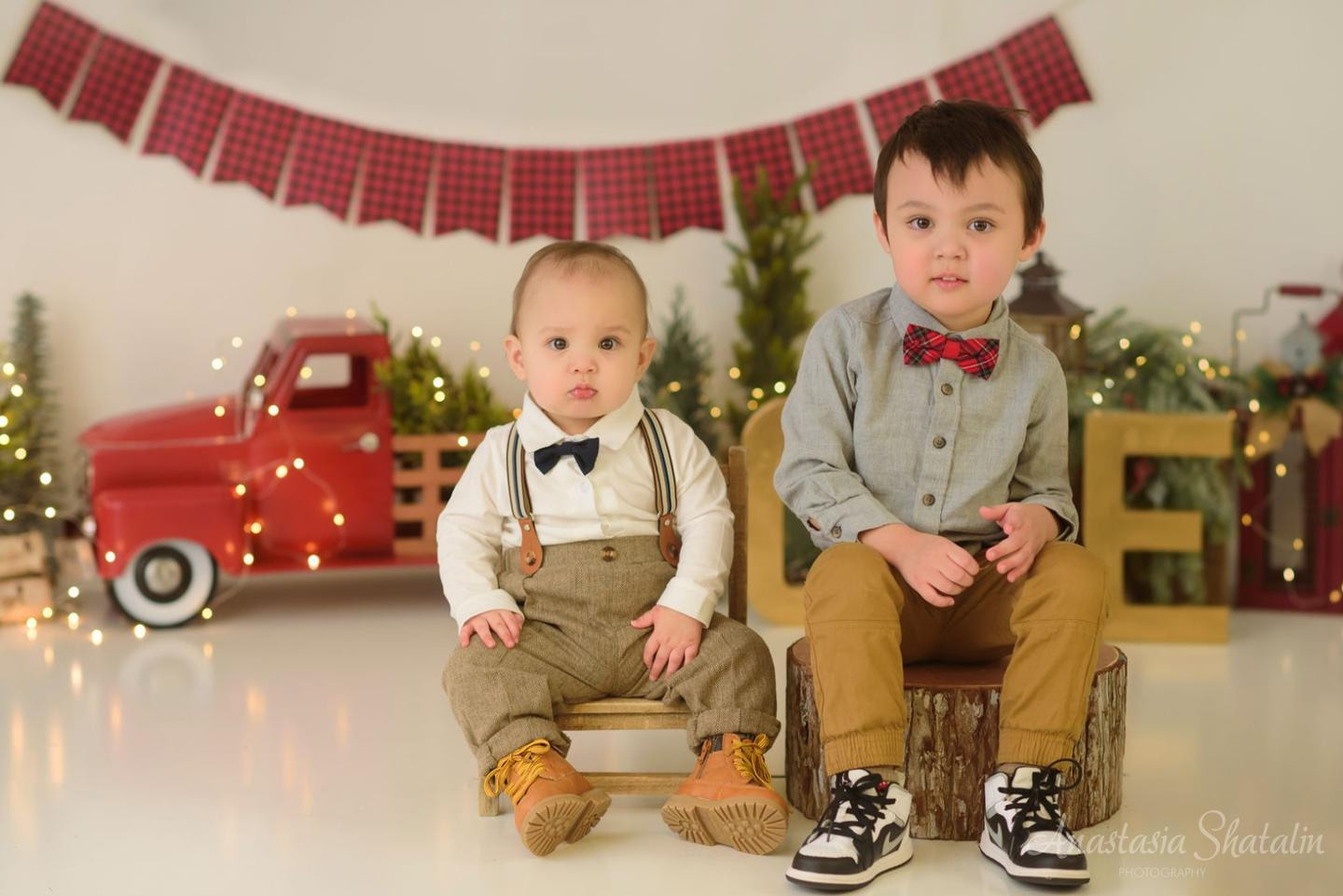 Christmas themed cake smash Roseville photographer. Family photographer in Roseville, Rocklin, Folsom, Sacramento
