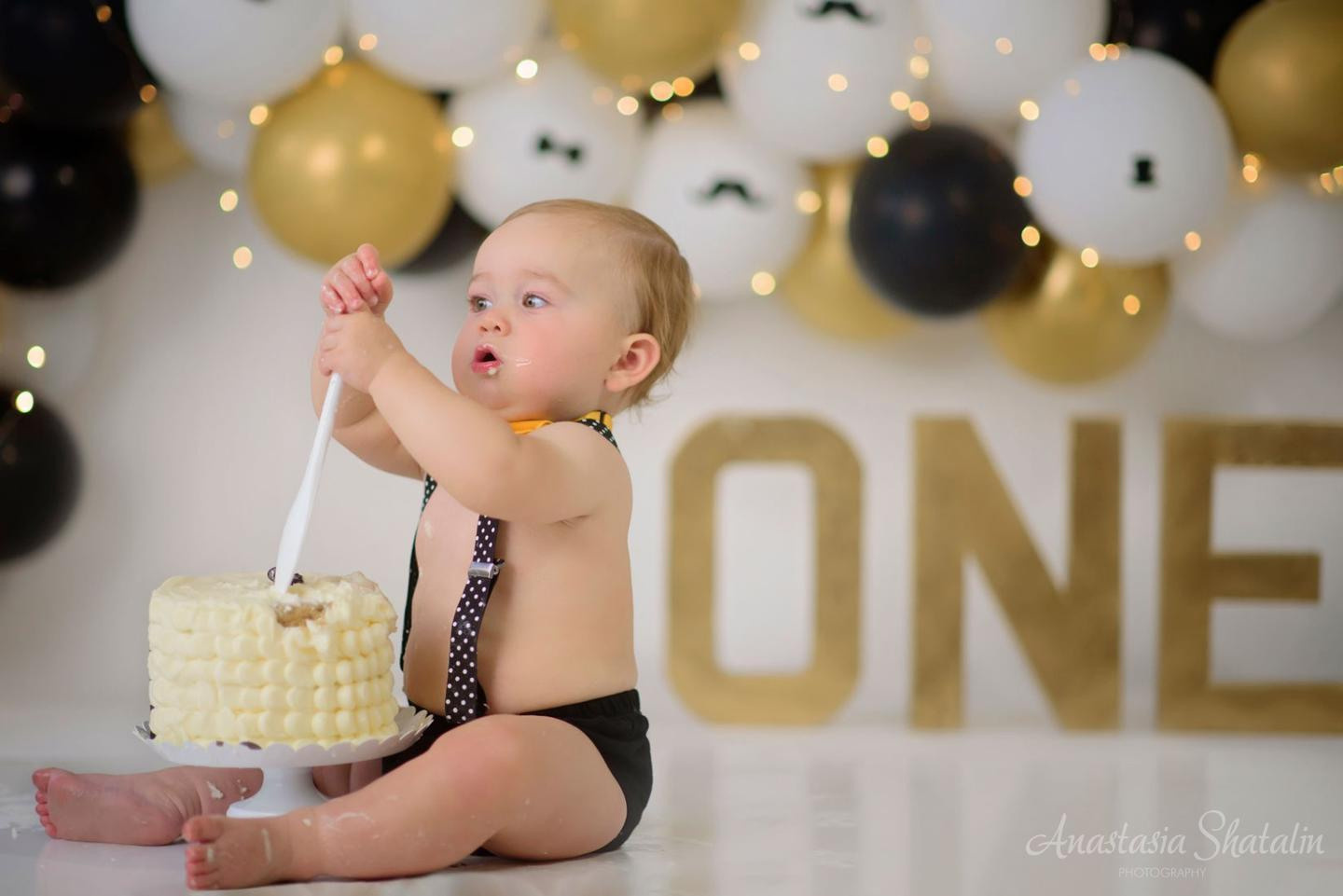 1st birthday and cake smash photographer. Family photographer in Roseville, Rocklin, Folsom, Sacramento