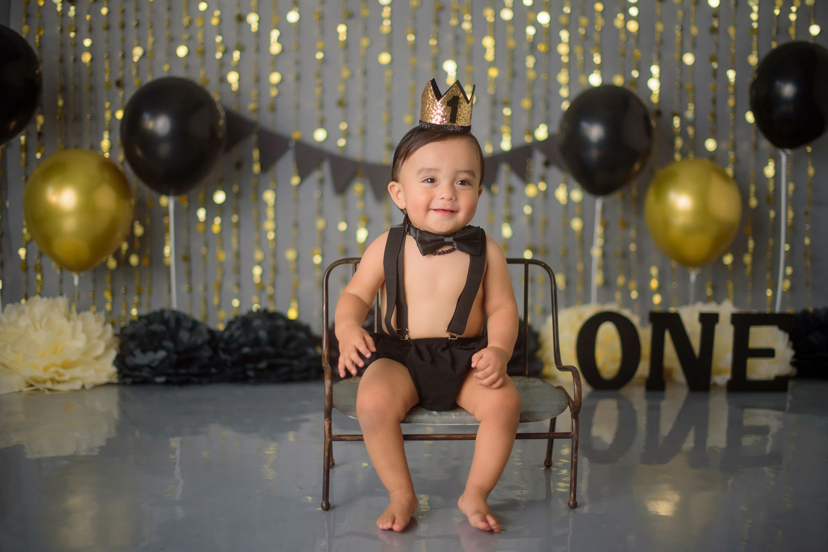 Black and gold cake smash photographer Roseville. Family photographer in Roseville, Rocklin, Folsom, Sacramento