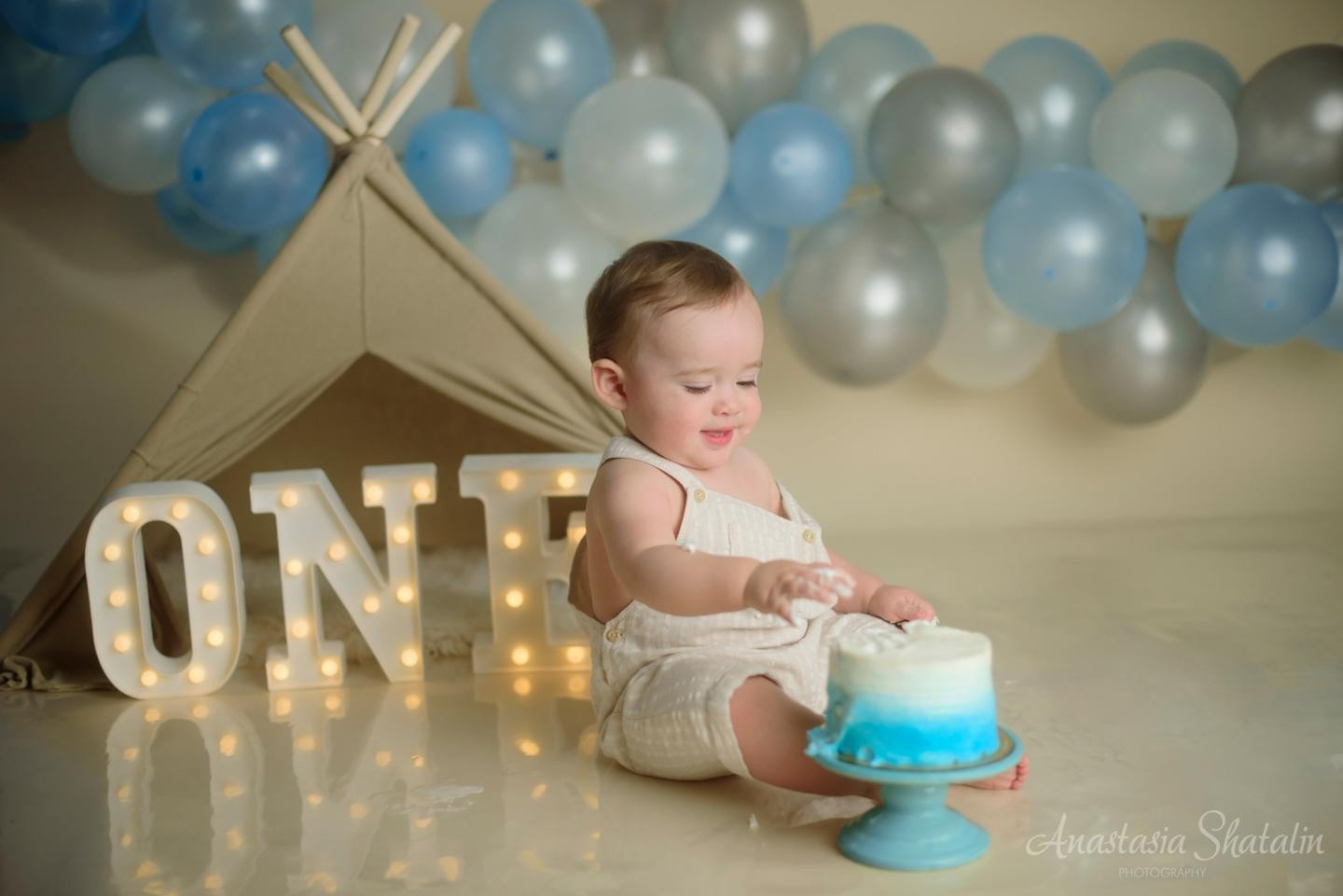 Mateo’s first birthday and cake smash photos. Photographer in Rocklin, CA. Family photographer in Roseville, Rocklin, Folsom, Sacramento