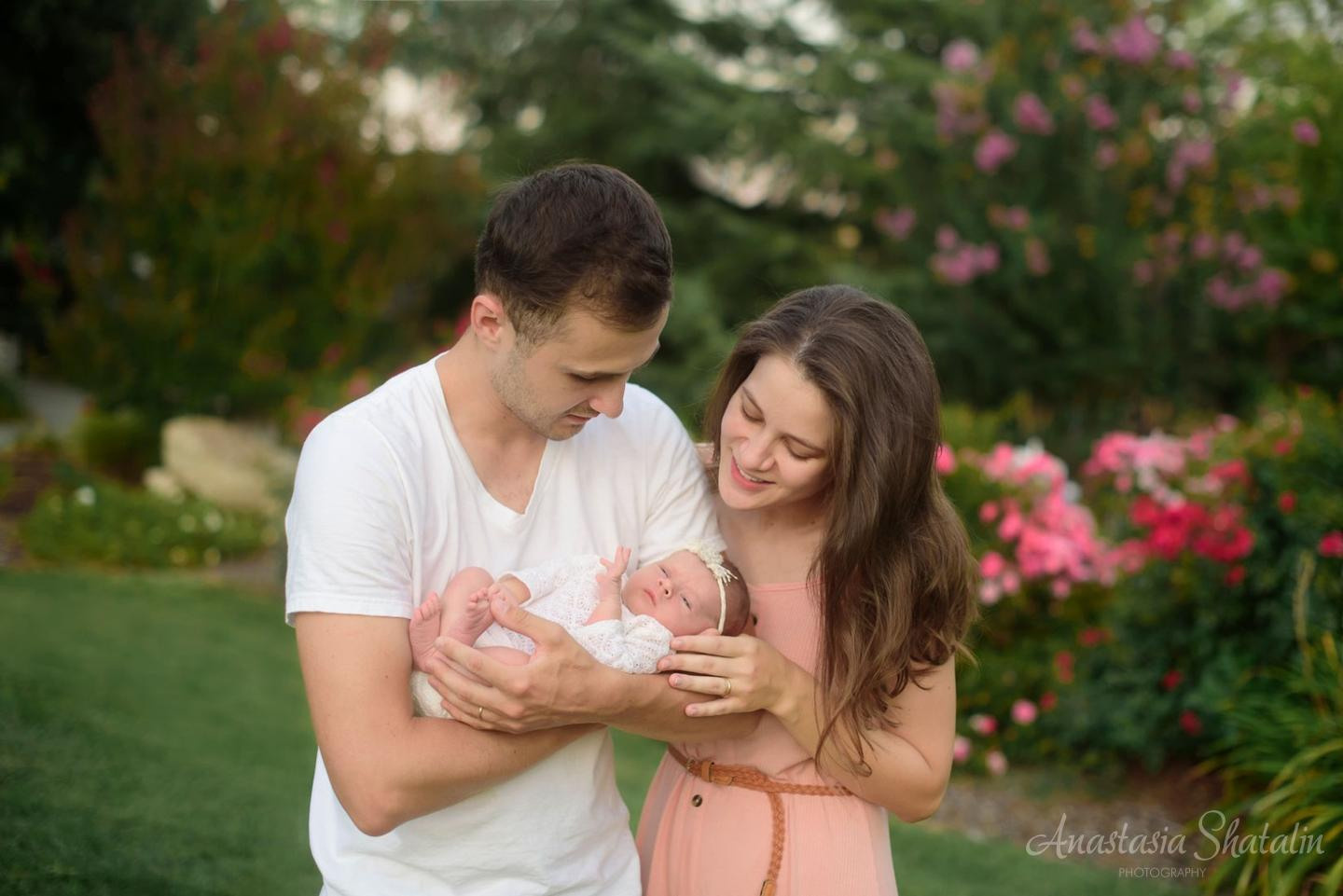 Outdoor newborn photos. Newborn photographer Rocklin. Family photographer in Roseville, Rocklin, Folsom, Sacramento