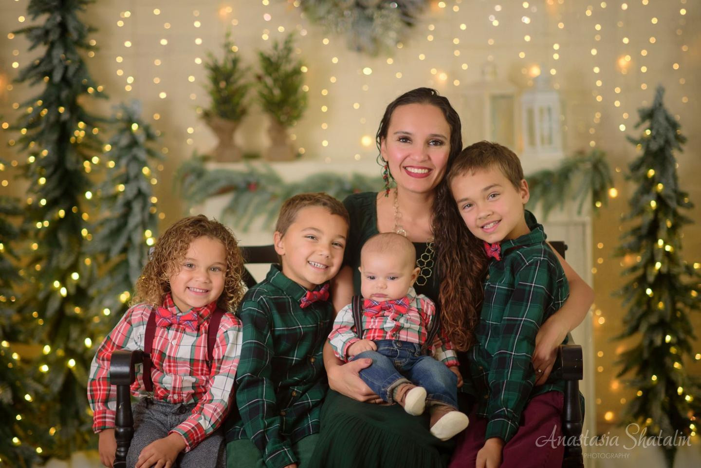 Christmas studio mini session Roseville, Rocklin, Sacramento, Folsom, Elk grove. Family photographer in Roseville, Rocklin, Folsom, Sacramento
