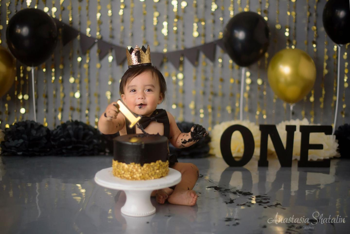 Black and gold cake smash photographer Roseville. Family photographer in Roseville, Rocklin, Folsom, Sacramento