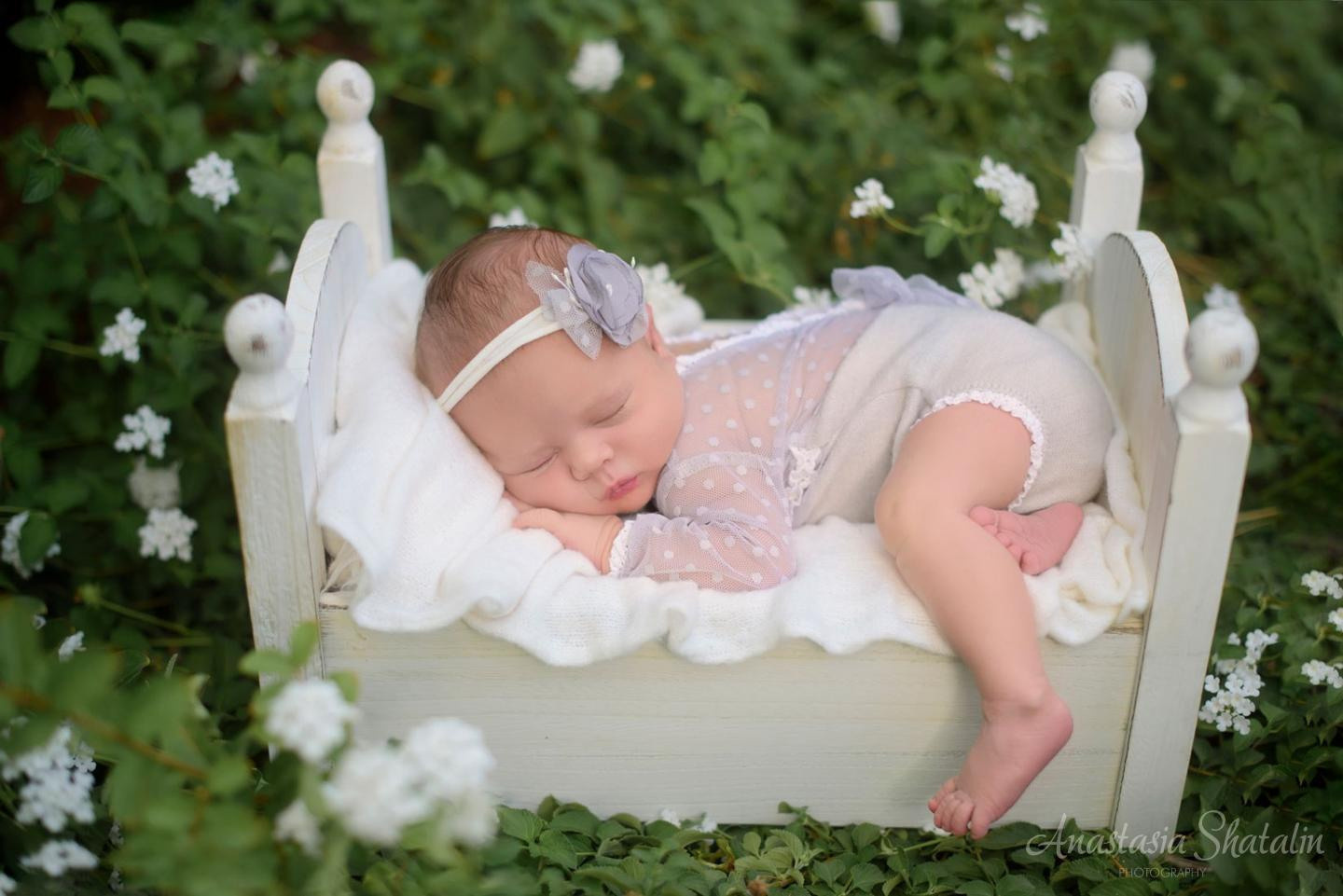 Outdoor newborn photos. Newborn photographer Rocklin. Family photographer in Roseville, Rocklin, Folsom, Sacramento