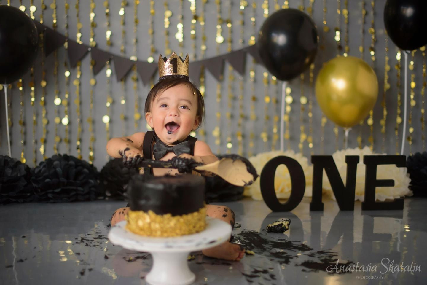 Black and gold cake smash photographer Roseville. Family photographer in Roseville, Rocklin, Folsom, Sacramento