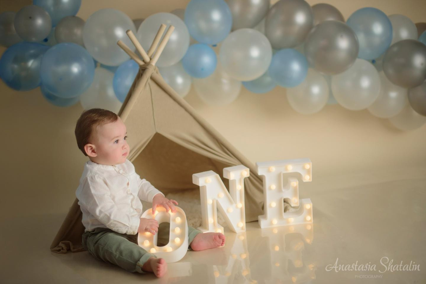 Mateo’s first birthday and cake smash photos. Photographer in Rocklin, CA. Family photographer in Roseville, Rocklin, Folsom, Sacramento