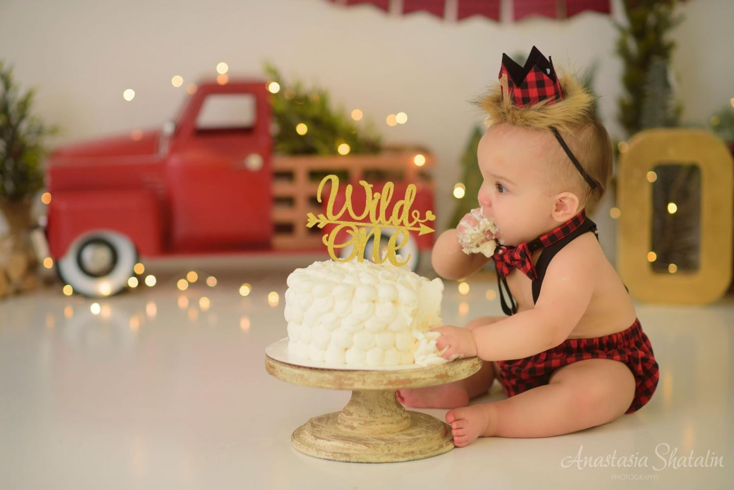 Christmas themed cake smash Roseville photographer. Family photographer in Roseville, Rocklin, Folsom, Sacramento