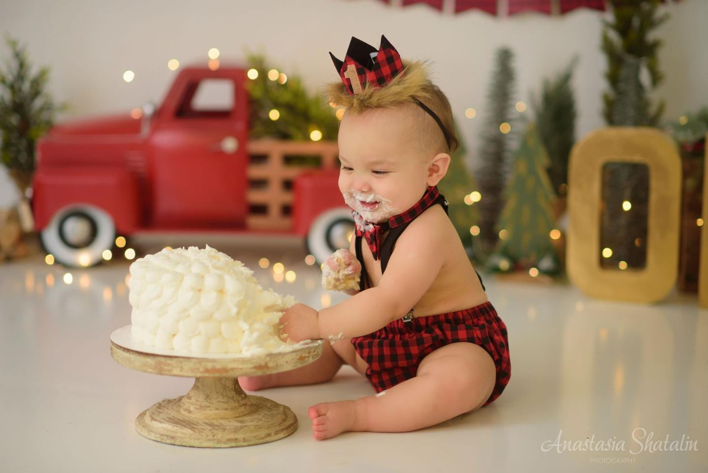 Christmas themed cake smash Roseville photographer. Family photographer in Roseville, Rocklin, Folsom, Sacramento