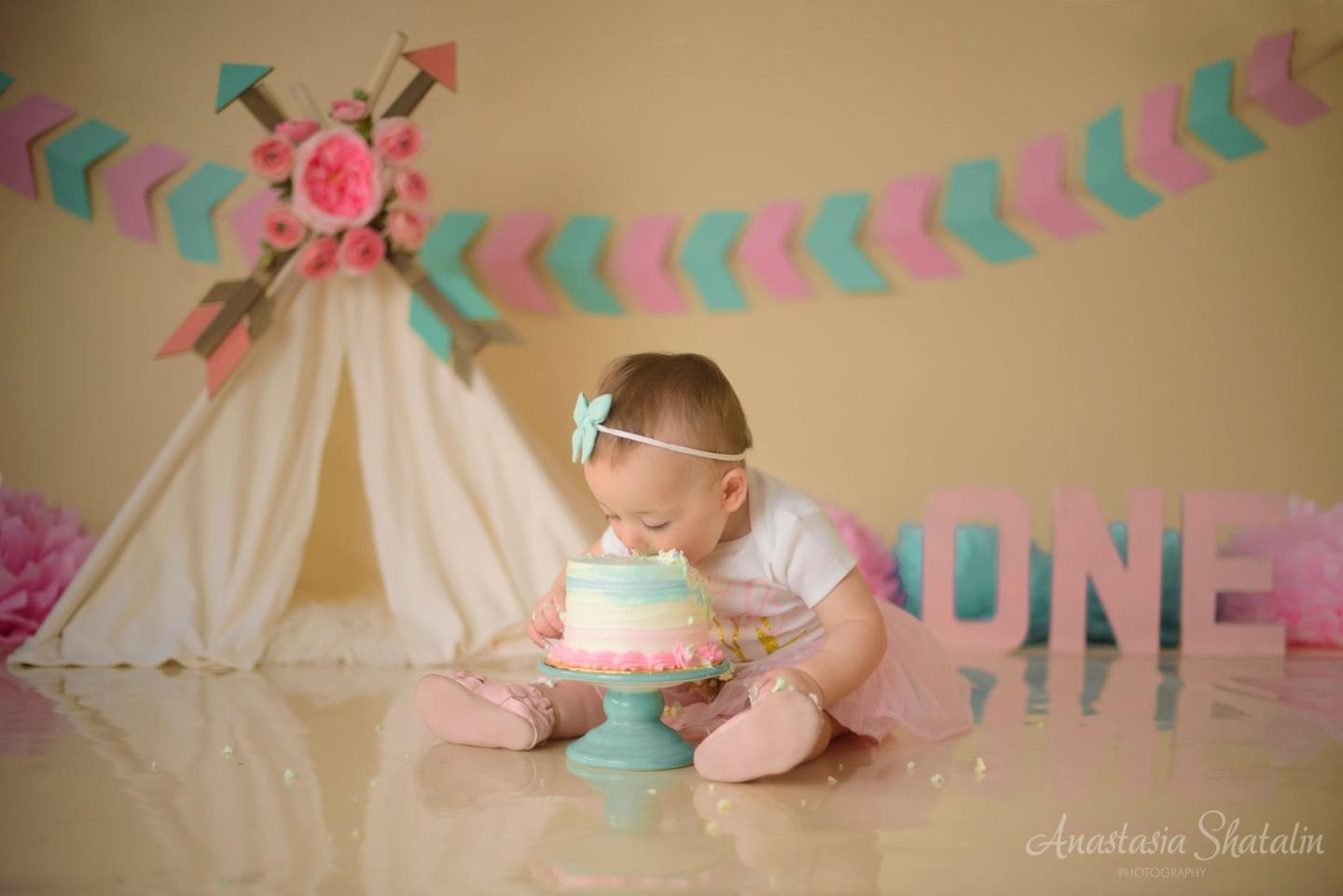 Wild one girl cake smash first birthday Rocklin. Family photographer in Roseville, Rocklin, Folsom, Sacramento