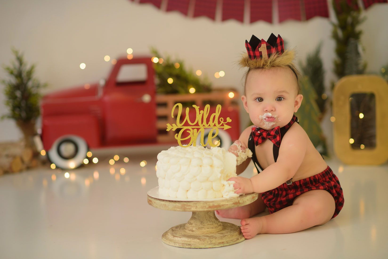 Christmas themed cake smash Roseville photographer. Family photographer in Roseville, Rocklin, Folsom, Sacramento