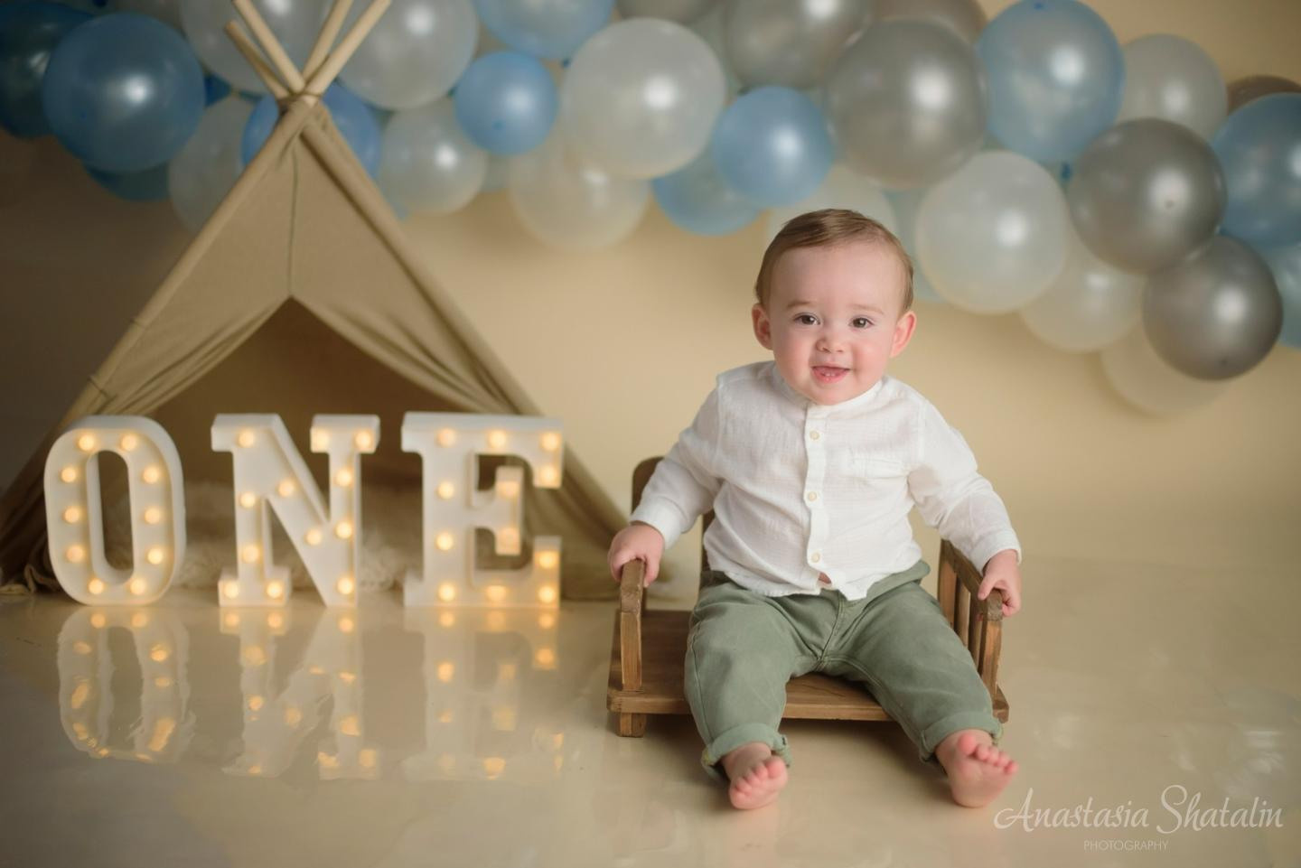 Mateo’s first birthday and cake smash photos. Photographer in Rocklin, CA. Family photographer in Roseville, Rocklin, Folsom, Sacramento