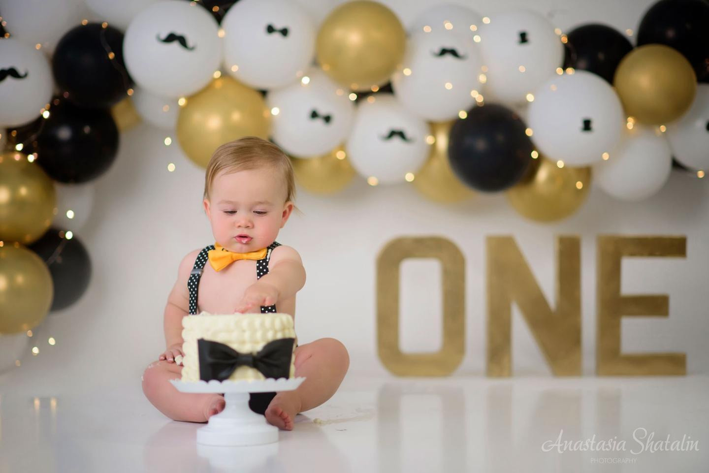 1st birthday and cake smash photographer. Family photographer in Roseville, Rocklin, Folsom, Sacramento