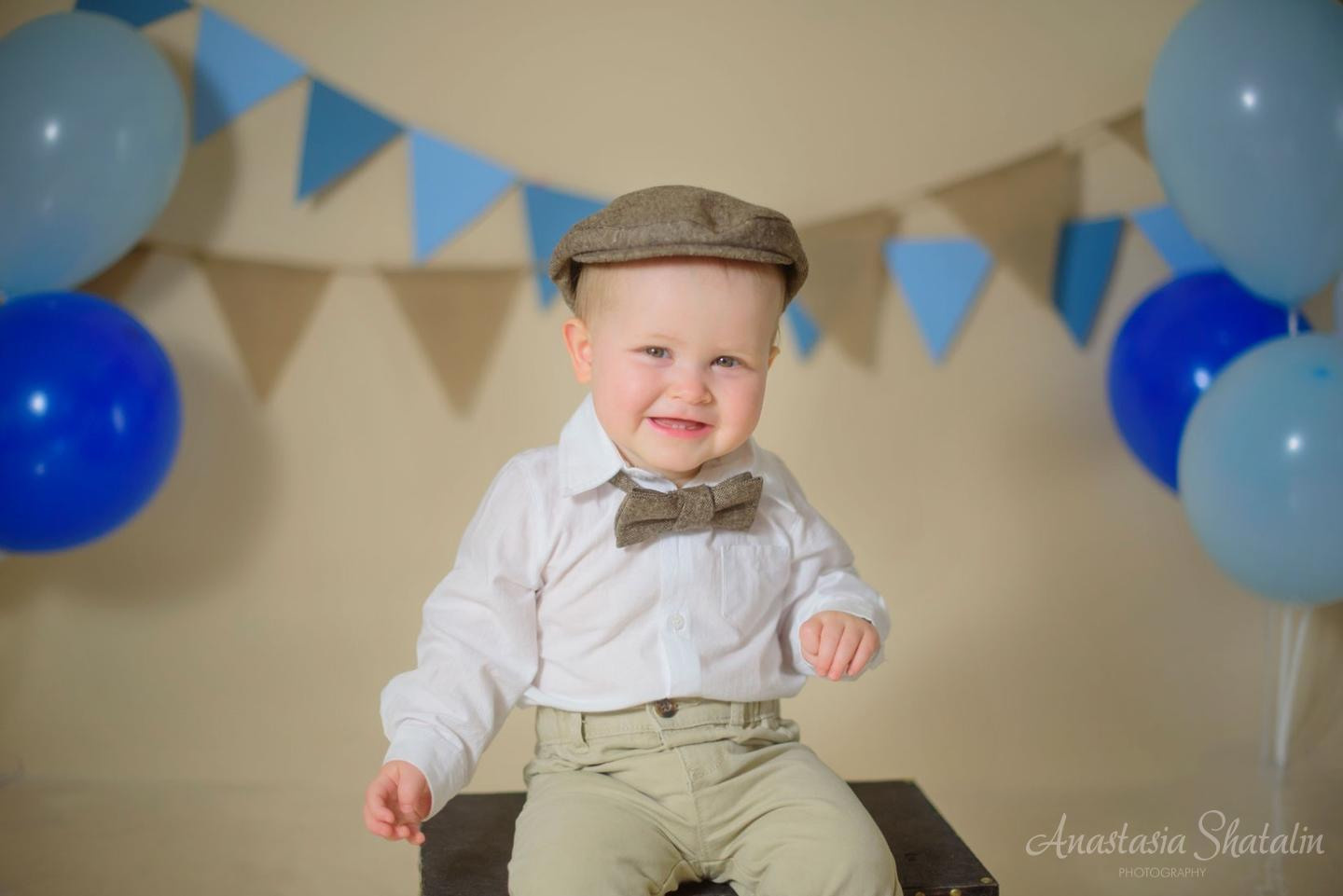 Sean cake smash session in Roseville, CA. Family photographer in Roseville, Rocklin, Folsom, Sacramento