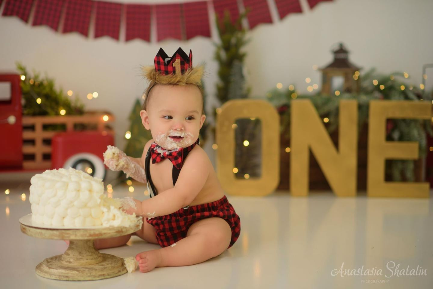 Christmas themed cake smash Roseville photographer. Family photographer in Roseville, Rocklin, Folsom, Sacramento