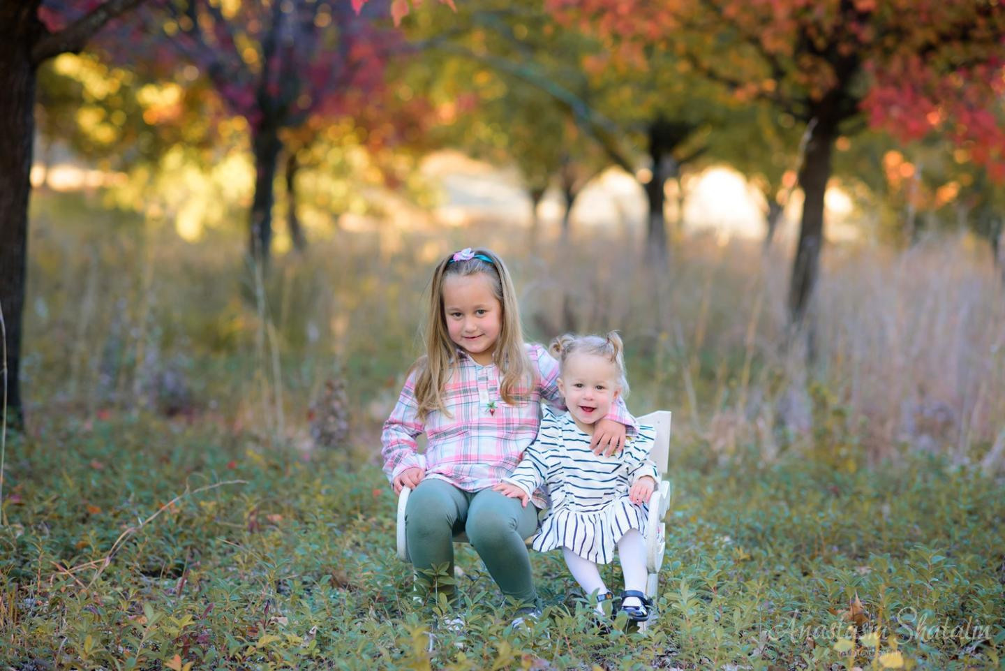 Outdoor fall location with family photographer. Family photographer in Roseville, Rocklin, Folsom, Sacramento