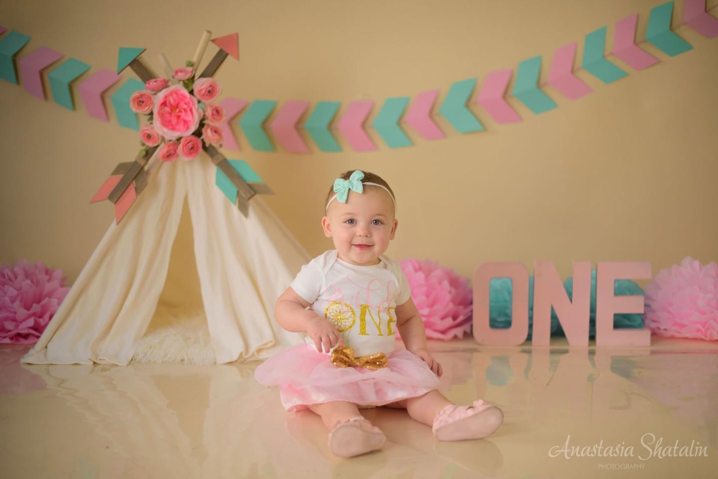 Wild one girl cake smash first birthday Rocklin. Family photographer in Roseville, Rocklin, Folsom, Sacramento