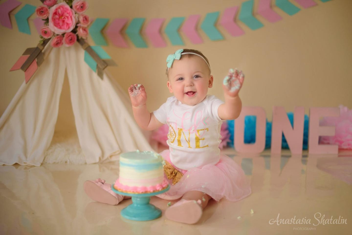 Wild one girl cake smash first birthday Rocklin. Family photographer in Roseville, Rocklin, Folsom, Sacramento