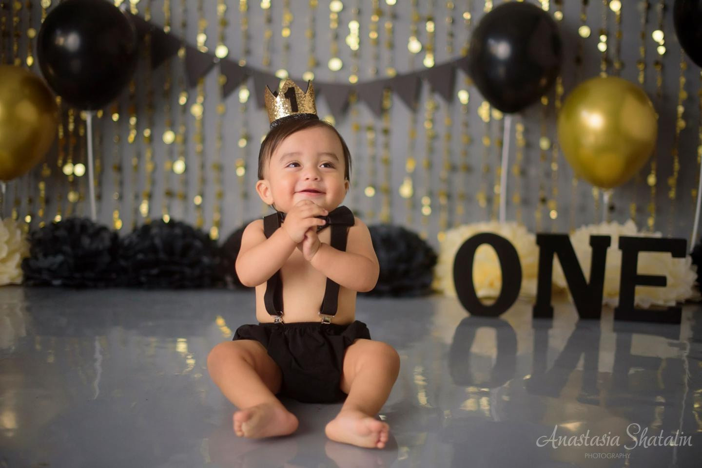 Black and gold cake smash photographer Roseville. Family photographer in Roseville, Rocklin, Folsom, Sacramento