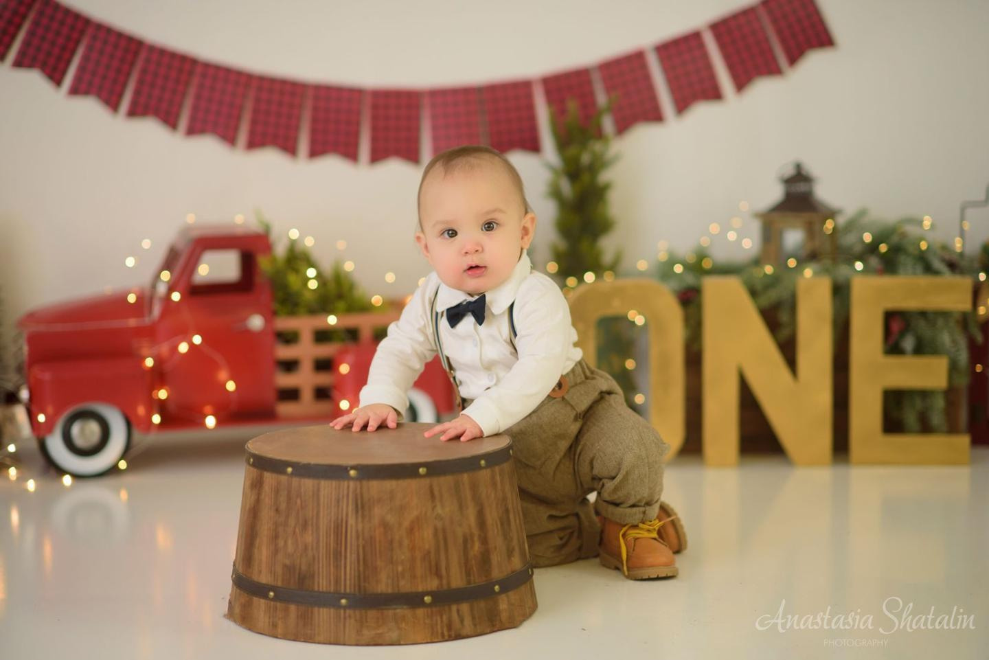 Christmas themed cake smash Roseville photographer. Family photographer in Roseville, Rocklin, Folsom, Sacramento