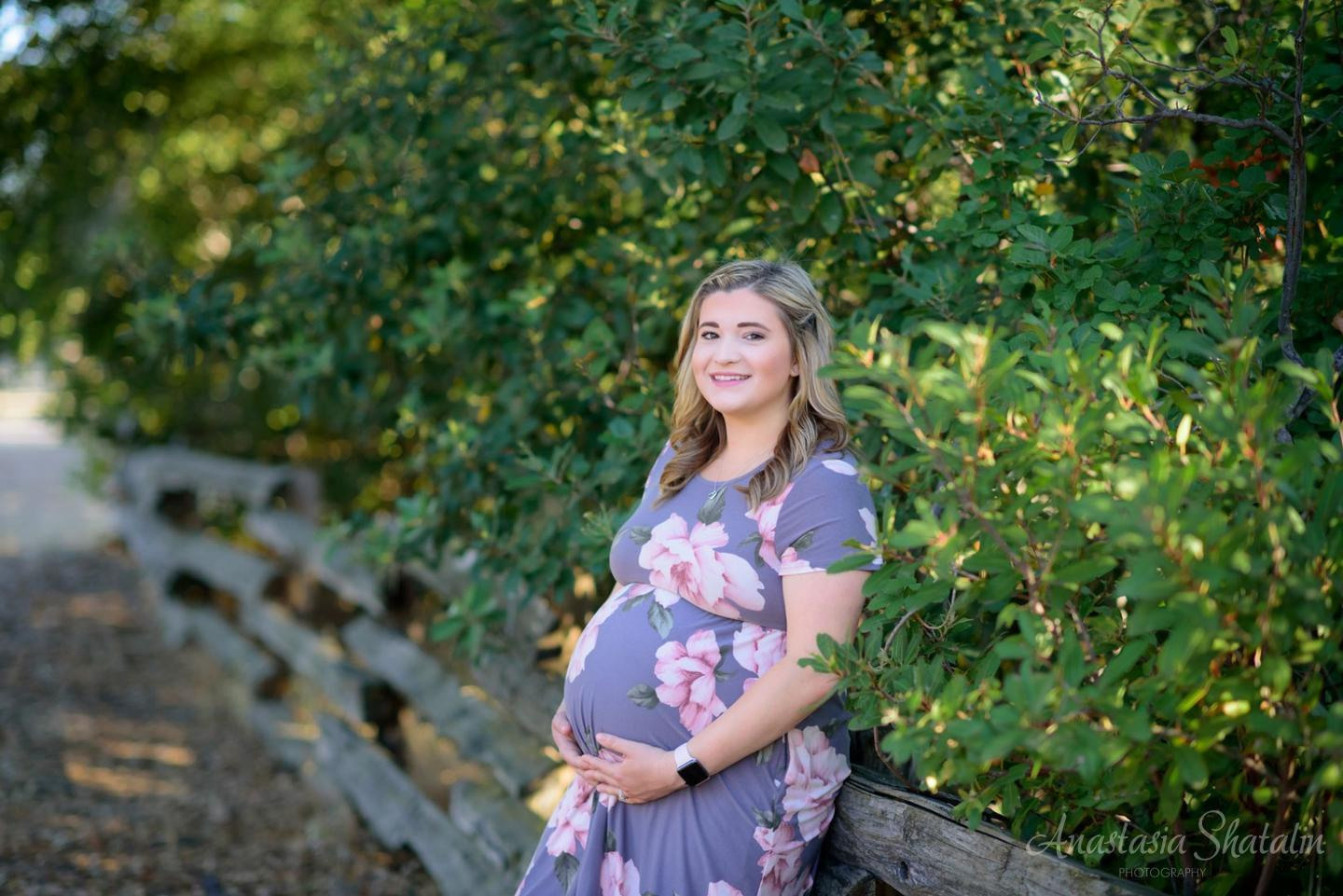 Country style maternity photo mini session in Penryn, CA. Family photographer in Roseville, Rocklin, Folsom, Sacramento