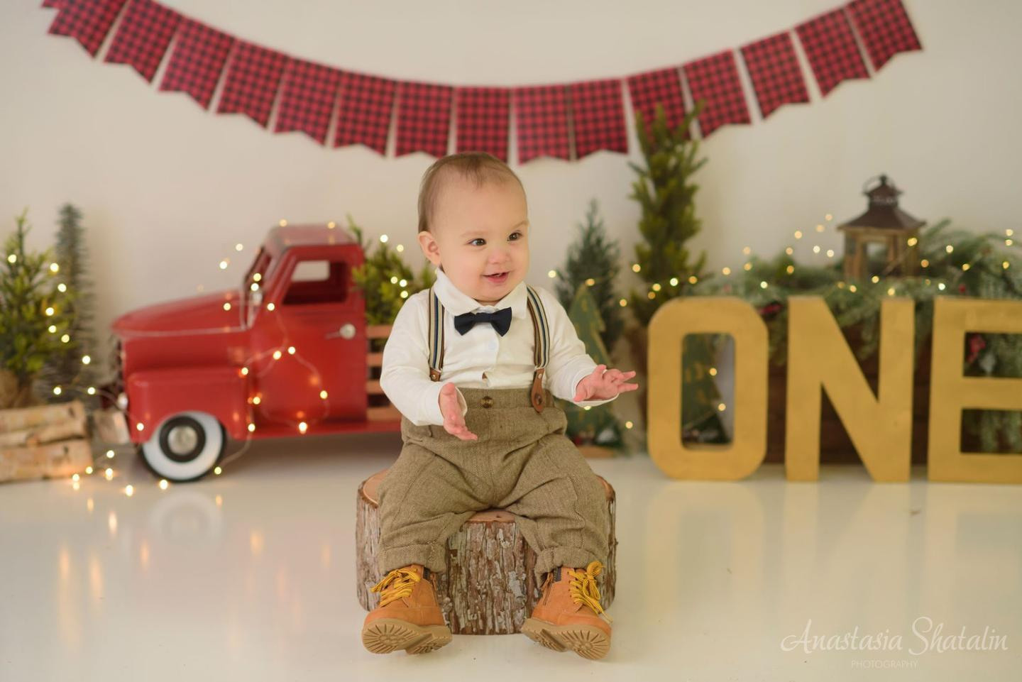 Christmas themed cake smash Roseville photographer. Family photographer in Roseville, Rocklin, Folsom, Sacramento