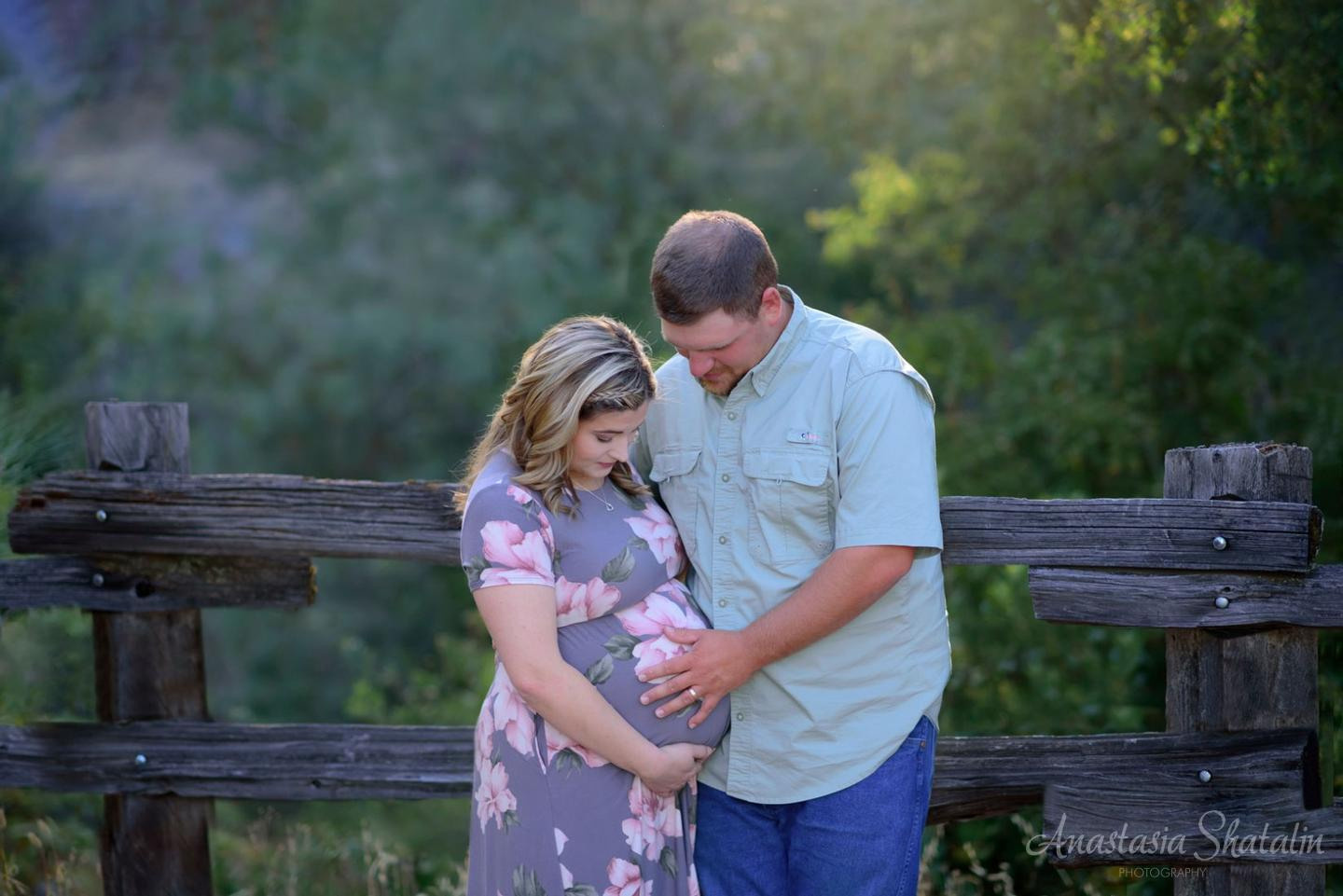 Country style maternity photo mini session in Penryn, CA. Family photographer in Roseville, Rocklin, Folsom, Sacramento