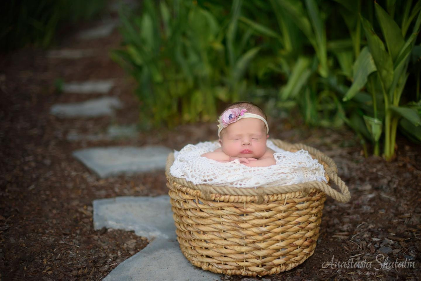 Outdoor newborn photos. Newborn photographer Rocklin. Family photographer in Roseville, Rocklin, Folsom, Sacramento