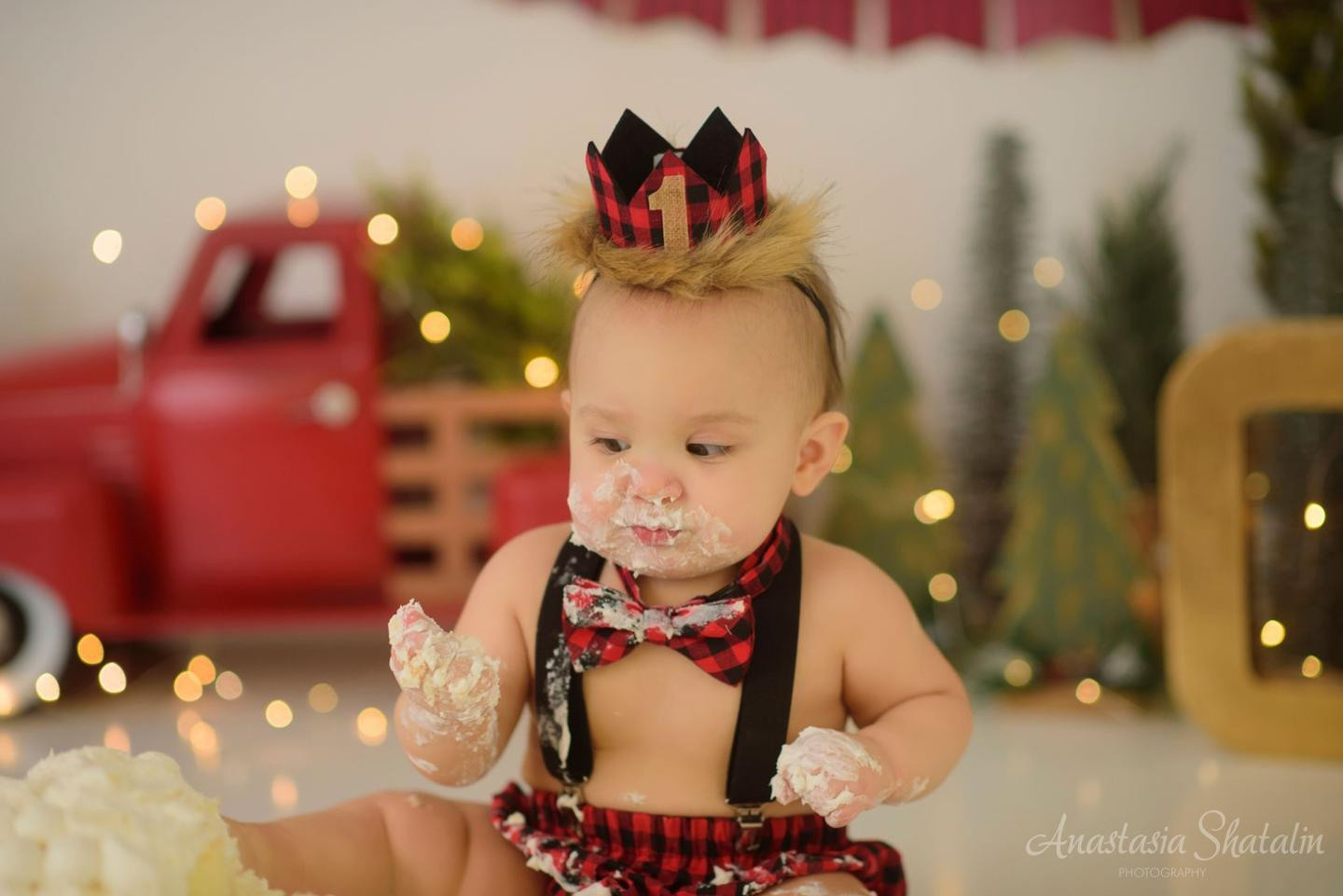 Christmas themed cake smash Roseville photographer. Family photographer in Roseville, Rocklin, Folsom, Sacramento