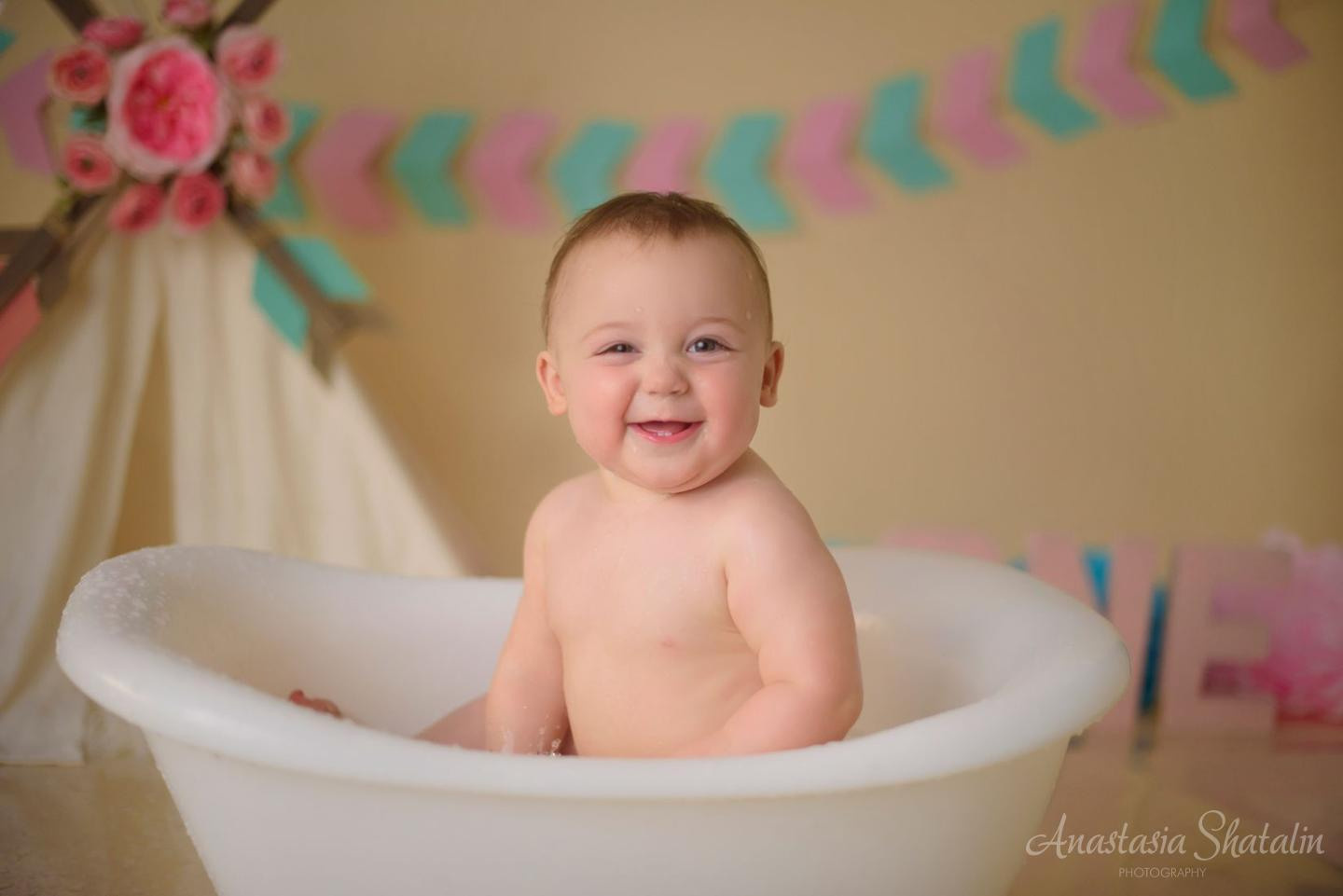 Wild one girl cake smash first birthday Rocklin. Family photographer in Roseville, Rocklin, Folsom, Sacramento