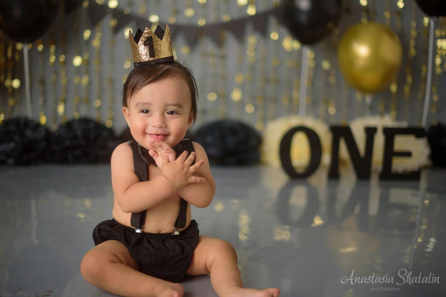 Black and gold cake smash photographer Roseville. Family photographer in Roseville, Rocklin, Folsom, Sacramento