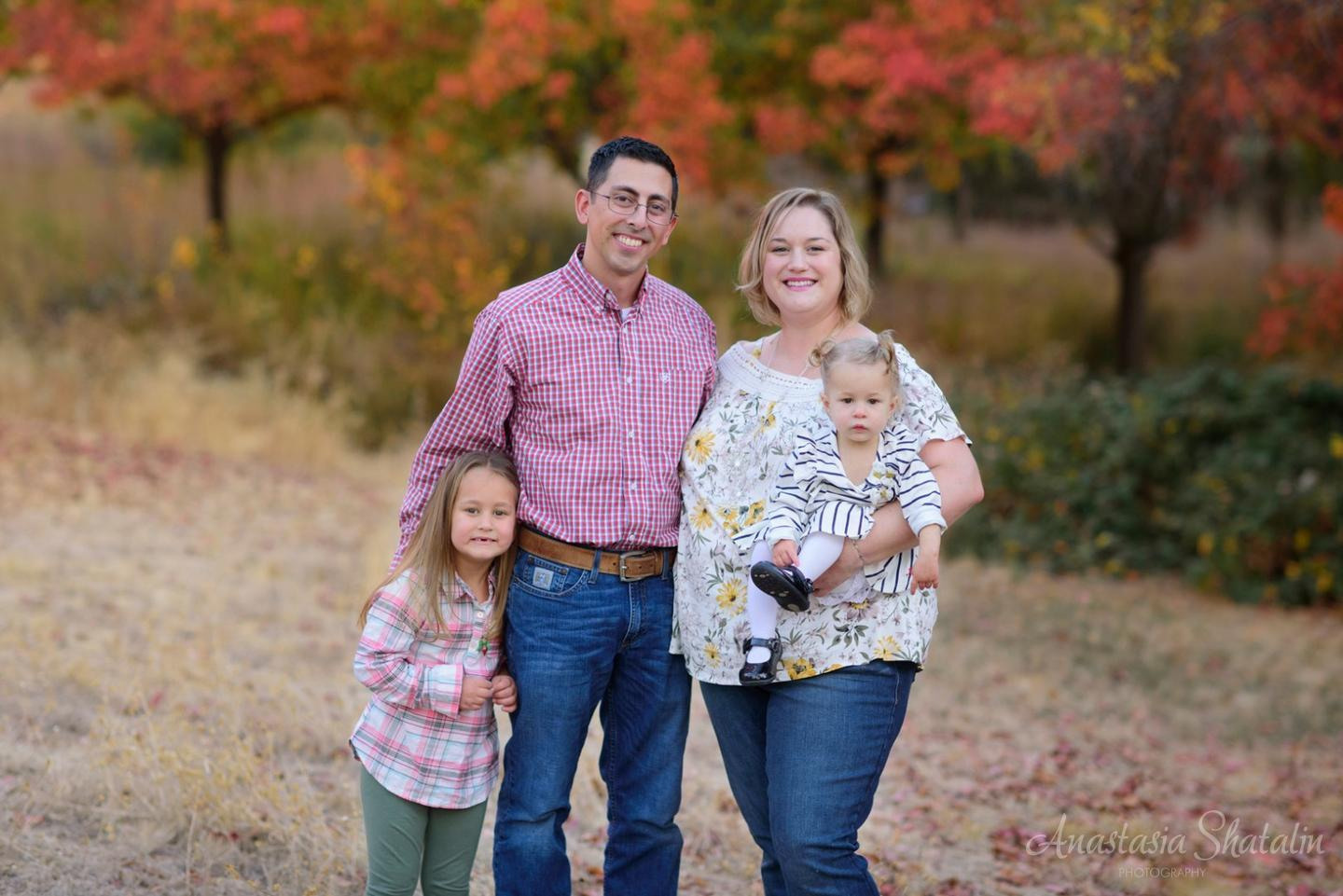 Outdoor fall location with family photographer. Family photographer in Roseville, Rocklin, Folsom, Sacramento