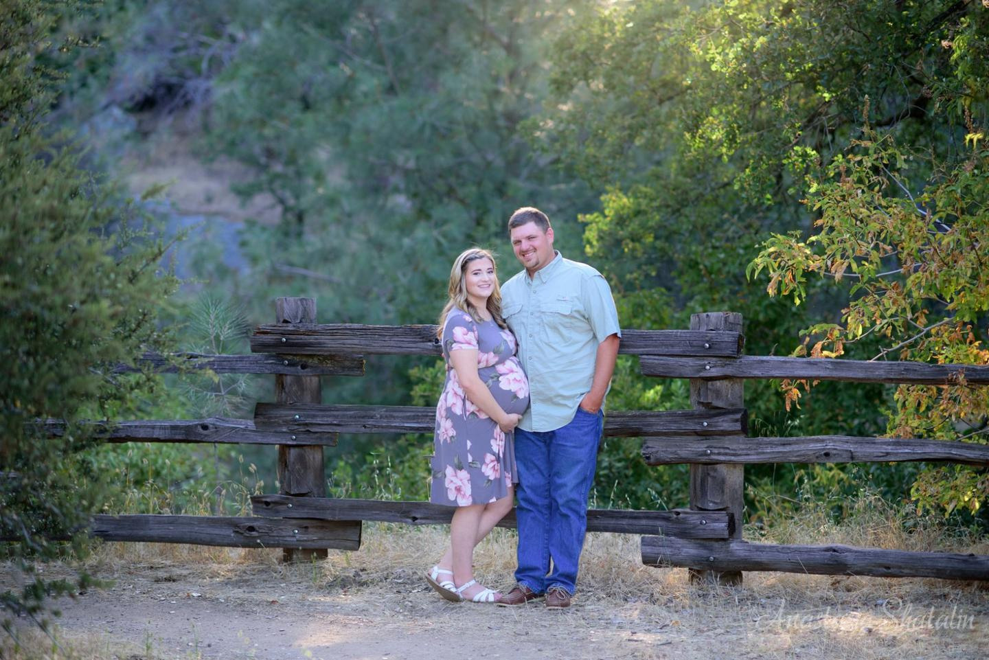 Country style maternity photo mini session in Penryn, CA. Family photographer in Roseville, Rocklin, Folsom, Sacramento