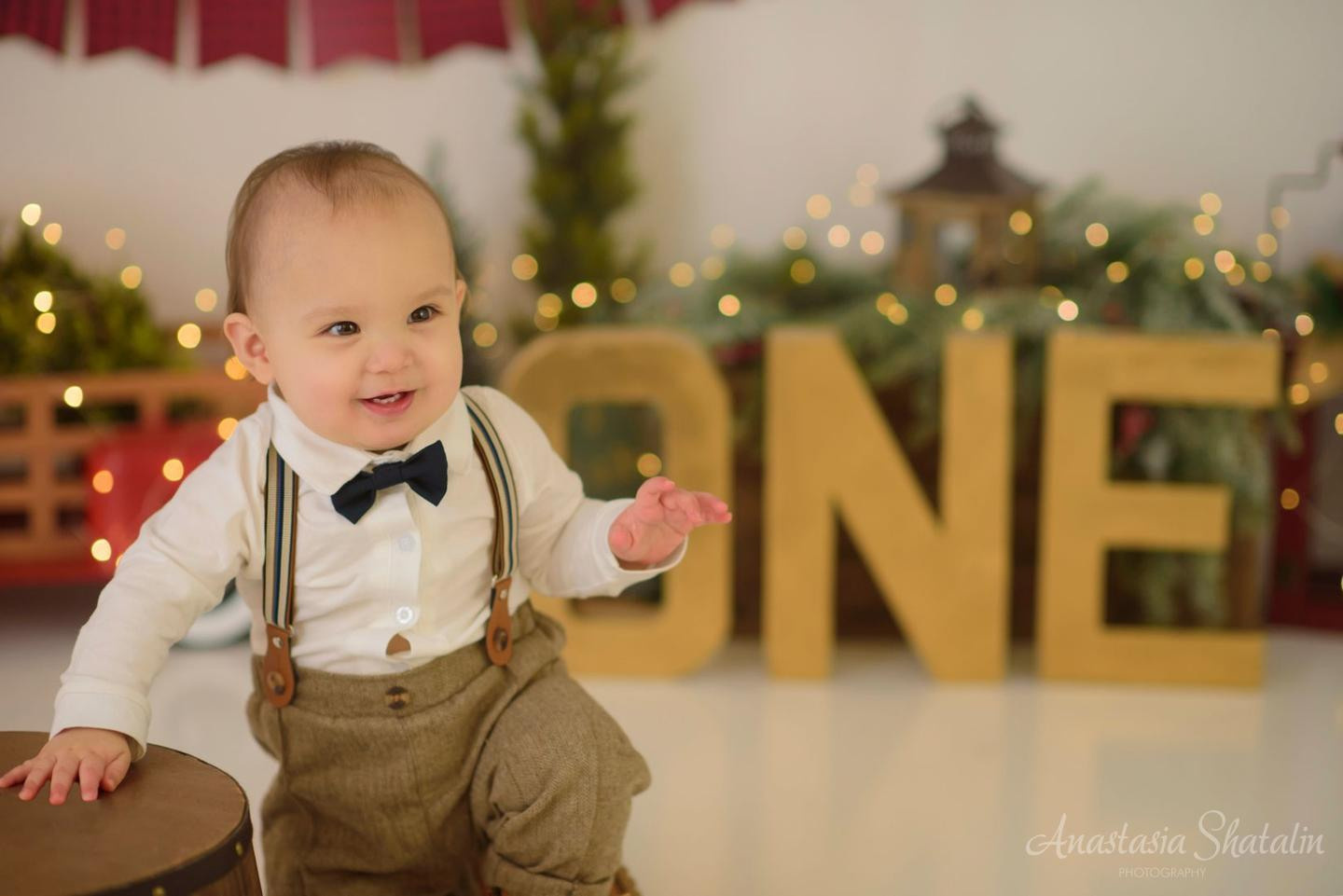 Christmas themed cake smash Roseville photographer. Family photographer in Roseville, Rocklin, Folsom, Sacramento