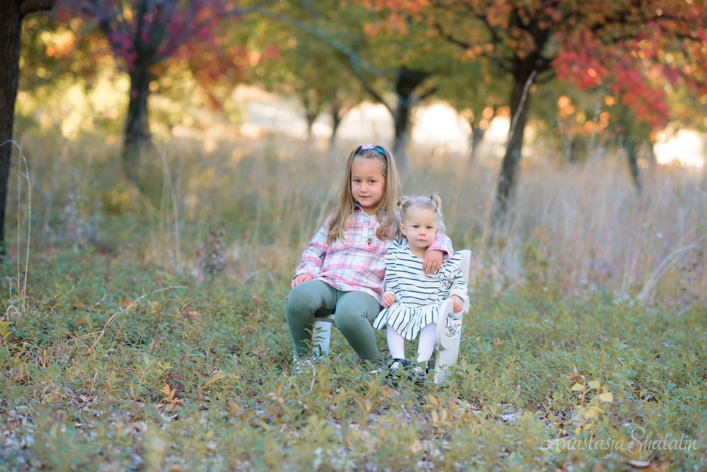 Outdoor fall location with family photographer. Family photographer in Roseville, Rocklin, Folsom, Sacramento