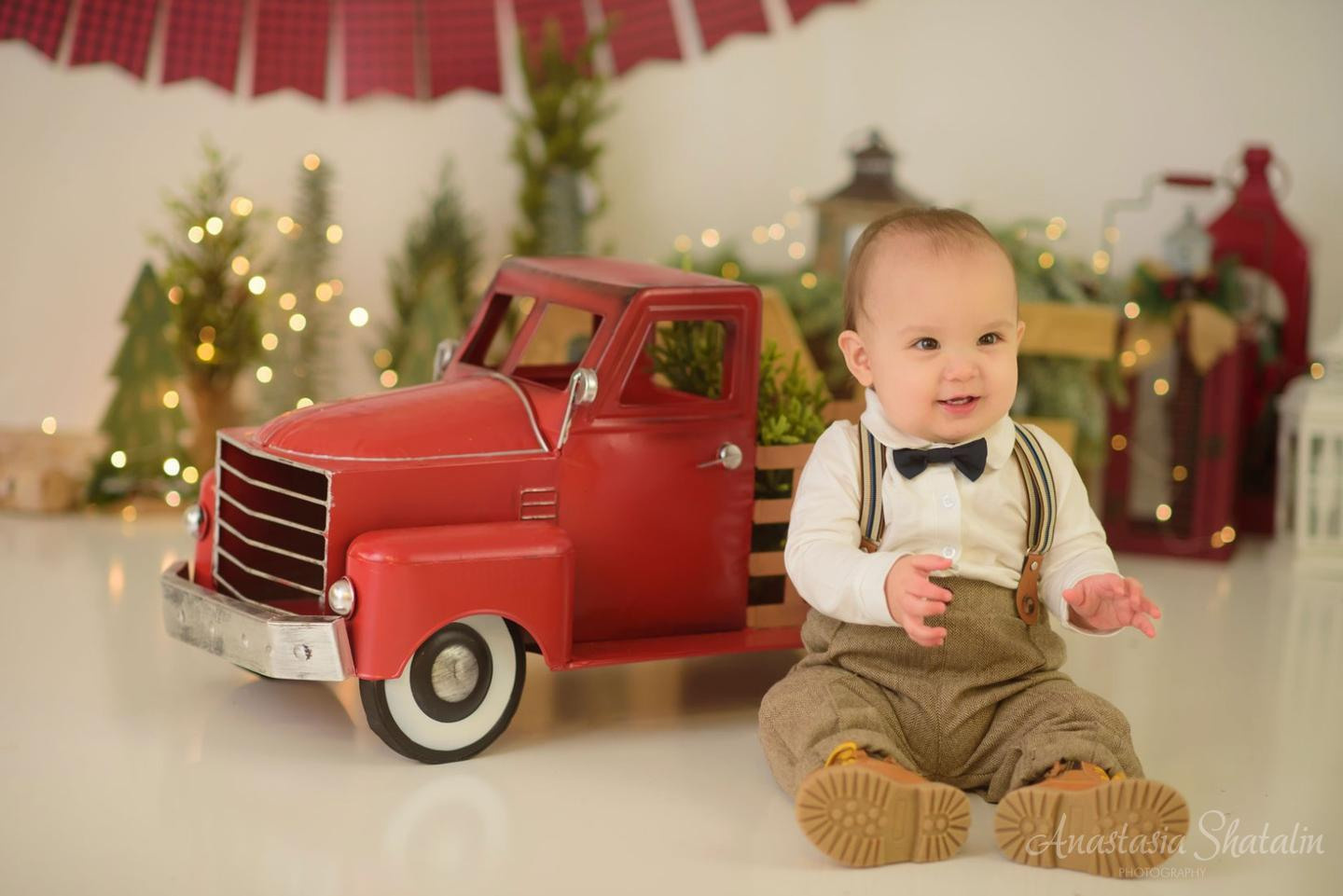 Christmas themed cake smash Roseville photographer. Family photographer in Roseville, Rocklin, Folsom, Sacramento