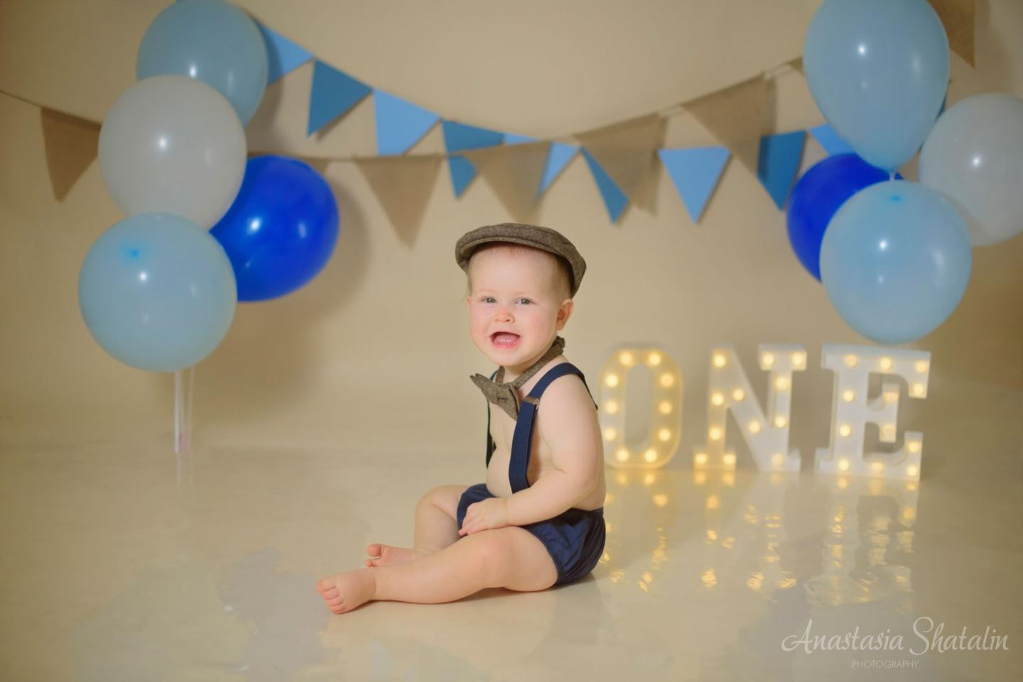Sean cake smash session in Roseville, CA. Family photographer in Roseville, Rocklin, Folsom, Sacramento