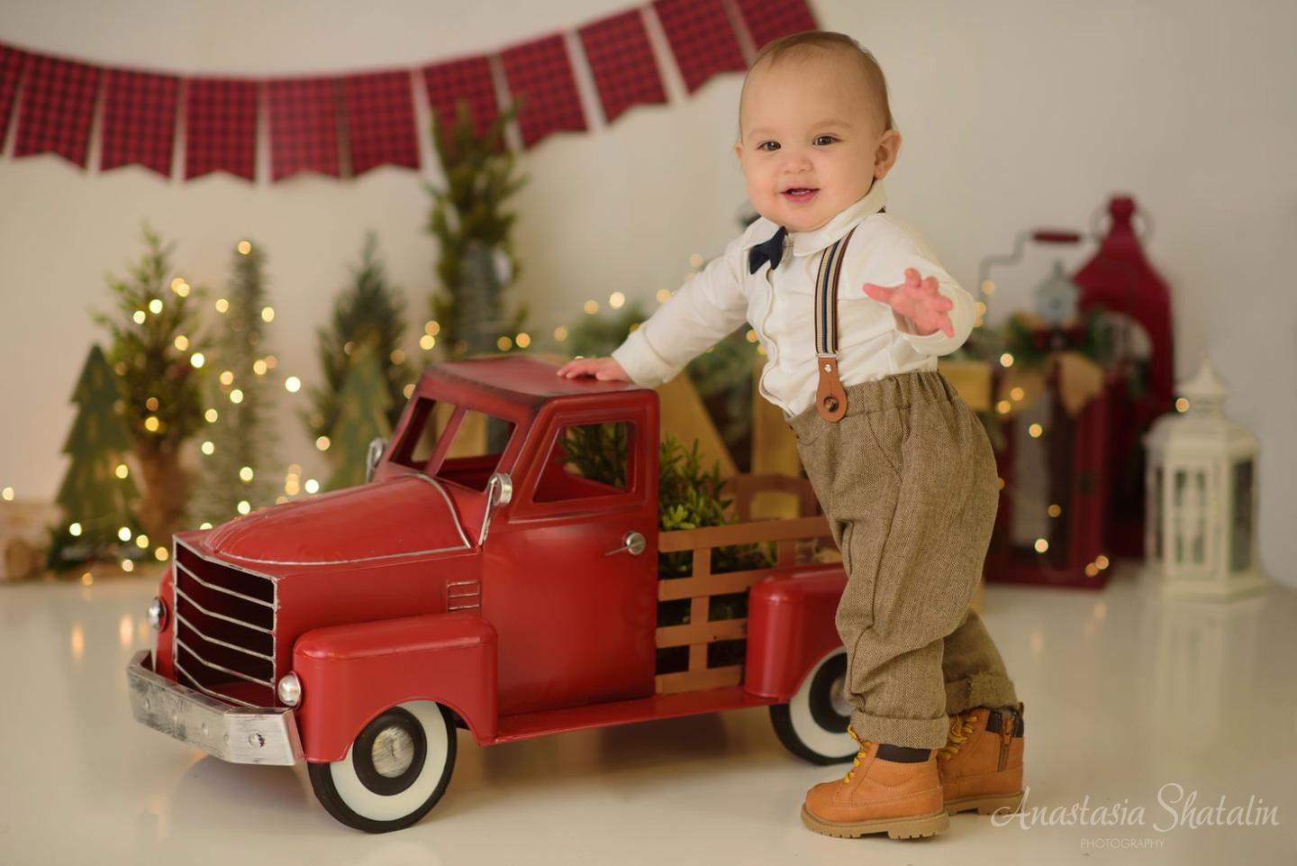 Christmas themed cake smash Roseville photographer. Family photographer in Roseville, Rocklin, Folsom, Sacramento