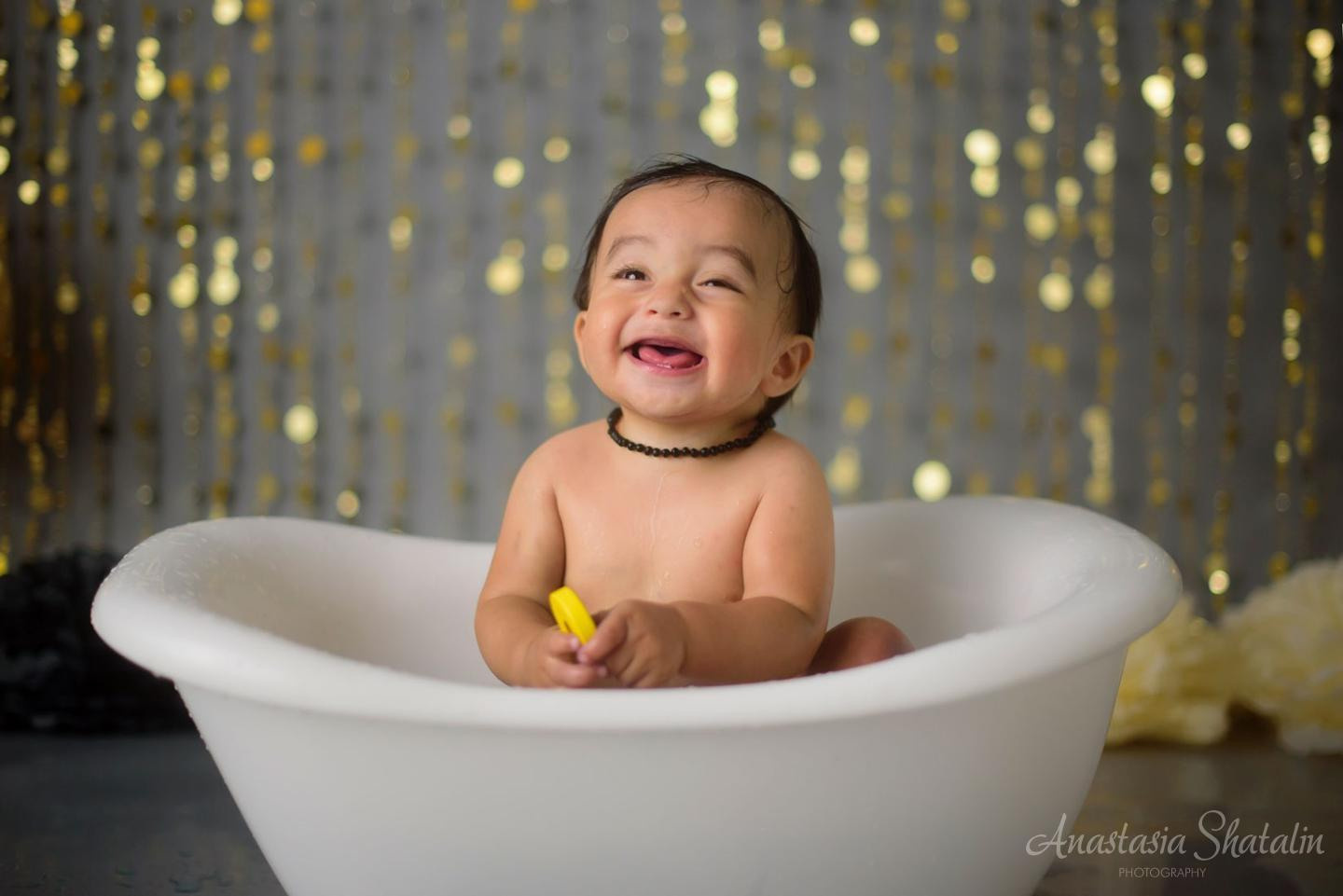 Black and gold cake smash photographer Roseville. Family photographer in Roseville, Rocklin, Folsom, Sacramento