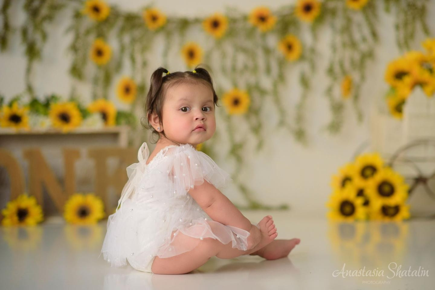 Sunflowers themed 1st birthday photos Roseville, Rocklin. Family photographer in Roseville, Rocklin, Folsom, Sacramento