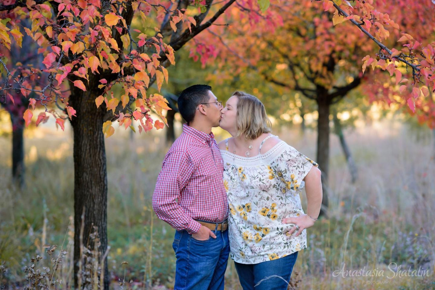 Outdoor fall location with family photographer. Family photographer in Roseville, Rocklin, Folsom, Sacramento