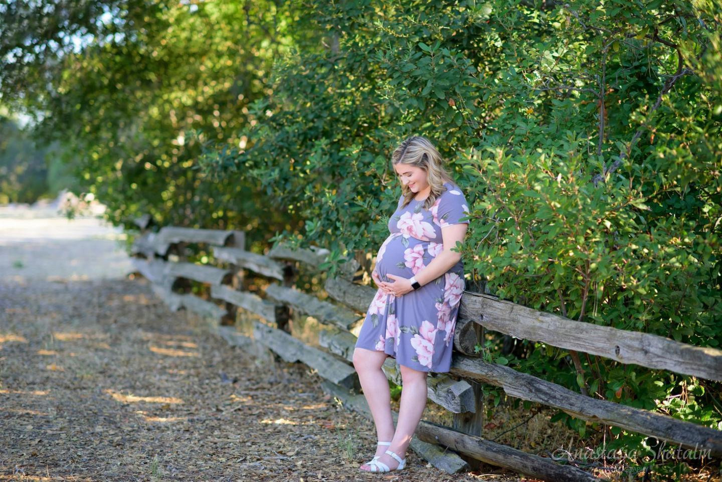 Country style maternity photo mini session in Penryn, CA. Family photographer in Roseville, Rocklin, Folsom, Sacramento