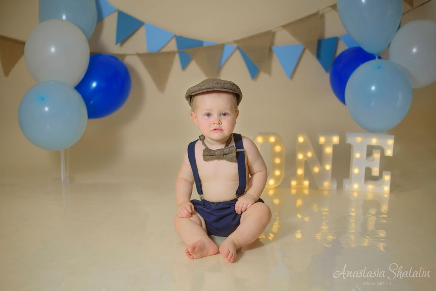 Sean cake smash session in Roseville, CA. Family photographer in Roseville, Rocklin, Folsom, Sacramento