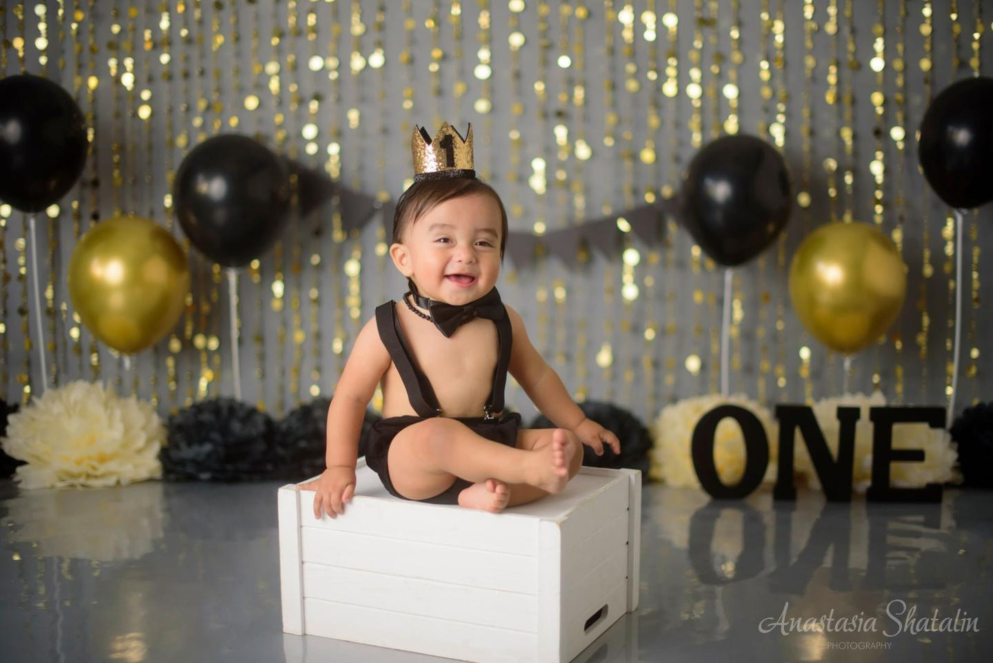 Black and gold cake smash photographer Roseville. Family photographer in Roseville, Rocklin, Folsom, Sacramento