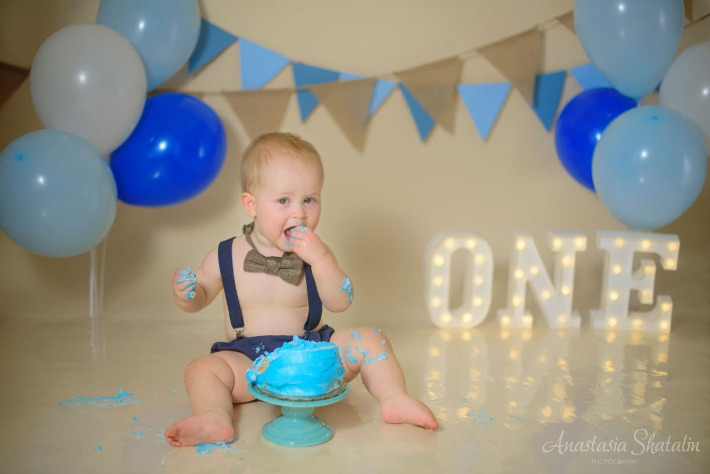 Sean cake smash session in Roseville, CA. Family photographer in Roseville, Rocklin, Folsom, Sacramento