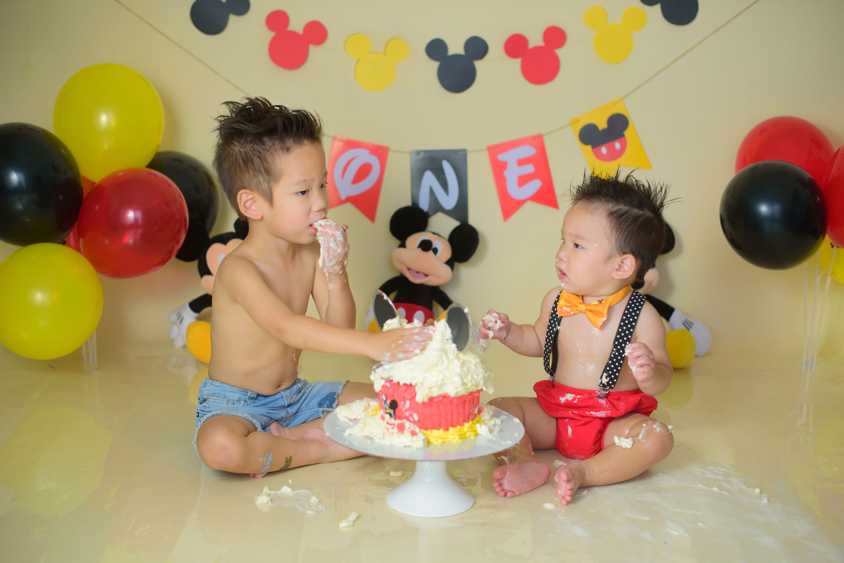 Mickey mouse first birthday session. Family photographer in Roseville, Rocklin, Folsom, Sacramento