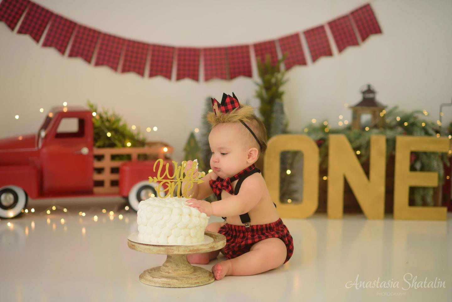 Christmas themed cake smash Roseville photographer. Family photographer in Roseville, Rocklin, Folsom, Sacramento