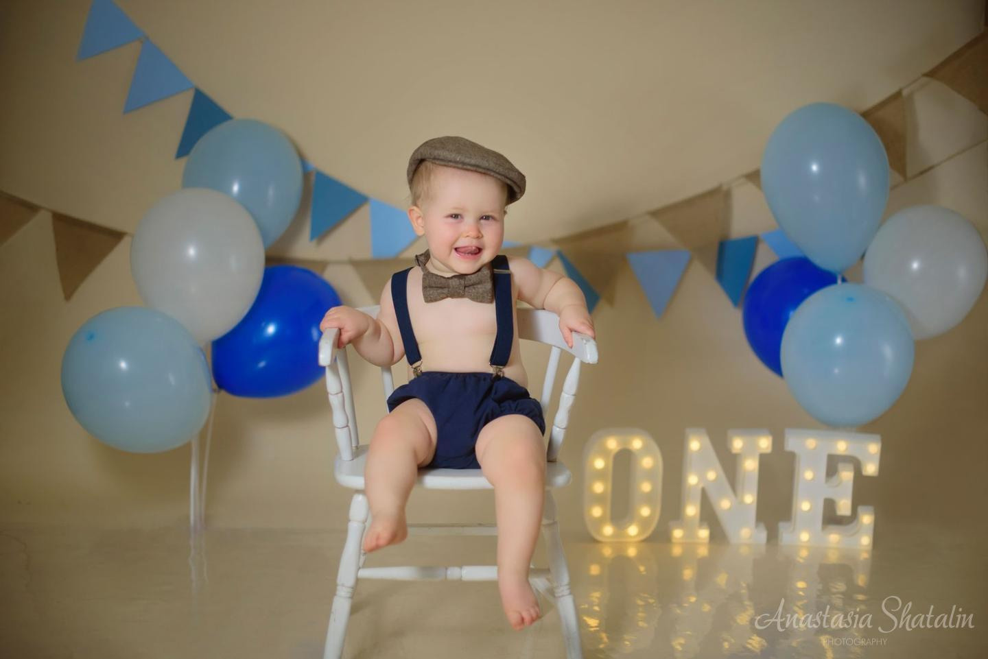 Sean cake smash session in Roseville, CA. Family photographer in Roseville, Rocklin, Folsom, Sacramento