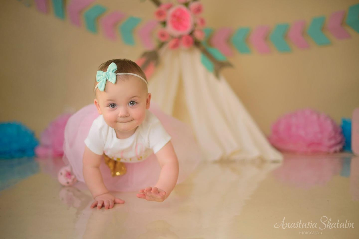 Wild one girl cake smash first birthday Rocklin. Family photographer in Roseville, Rocklin, Folsom, Sacramento